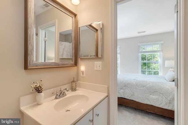 Building Photo - 4-level, 3-bedroom garage townhome
