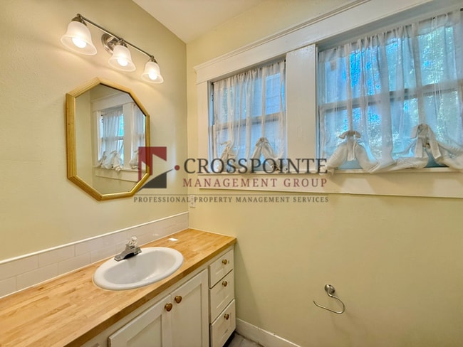 Building Photo - Tour Today! Charming 2 bedroom, 1 Bathroom!