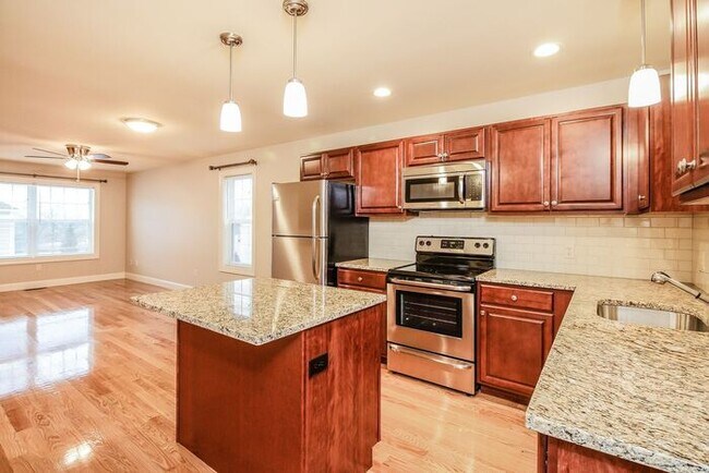 Building Photo - 1305 River View Ln