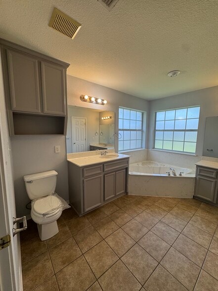Master bathroom - 4301 Capri Dr