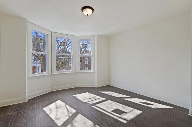 Building Photo - Bright 5 Bedroom, 1.5 Bath Home in Harrisburg, Pa!