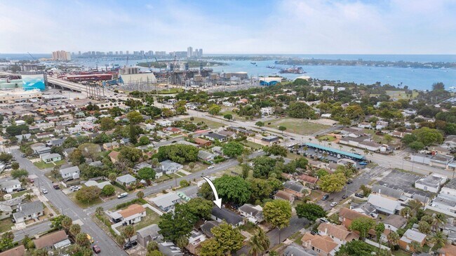 Building Photo - 633 55th St