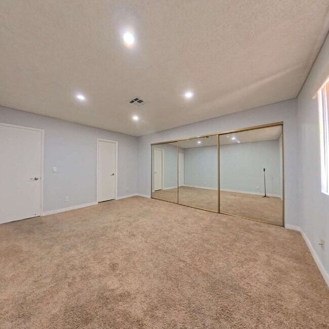 Building Photo - Beautiful 2 Bedroom 2 Bathroom Condo at The Lakes!