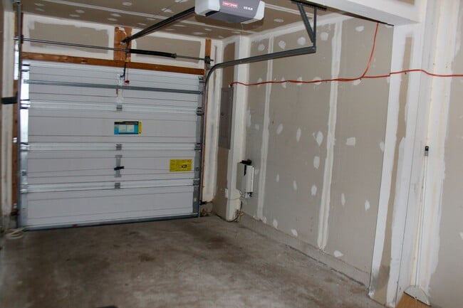 Building Photo - Beautiful 3-Level Townhouse with Finished Basement & Garage