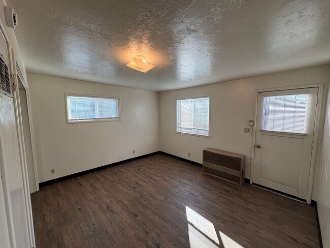 Building Photo - Cozy Home On Spacious Lot Available Now!