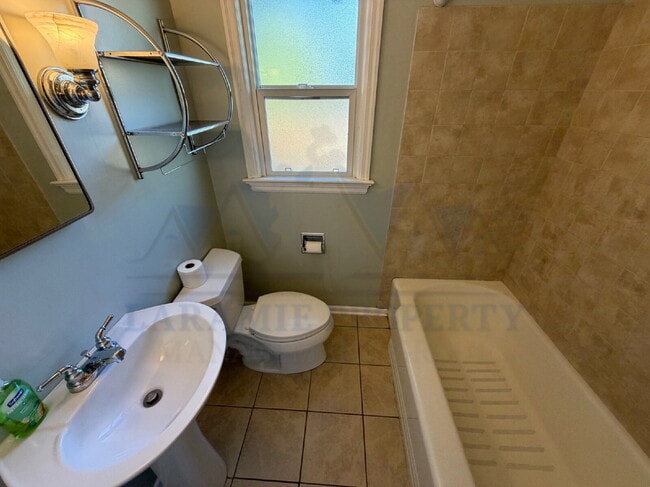 Building Photo - Charming 3 Bedroom 2 Bathroom House