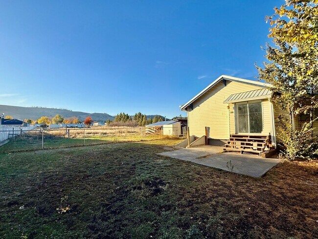 Building Photo - 210 18th St