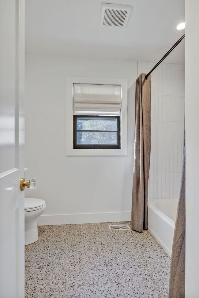 Building Photo - Beautifully furnished short-term rental in...