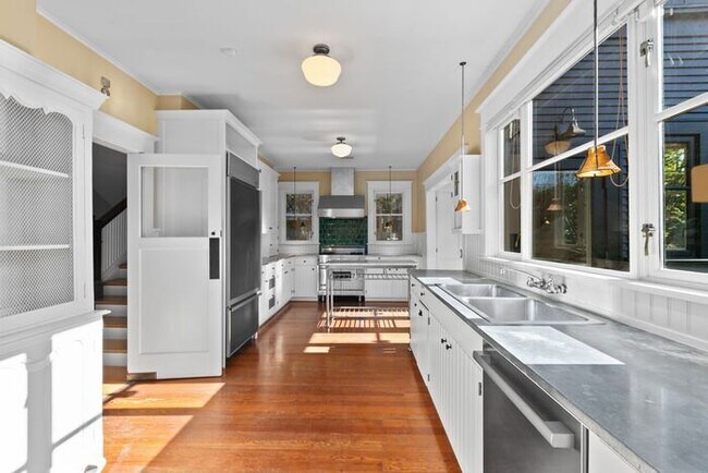 Building Photo - Stunning 1909 Craftsman w/ AC in Coveted Capitol Hill