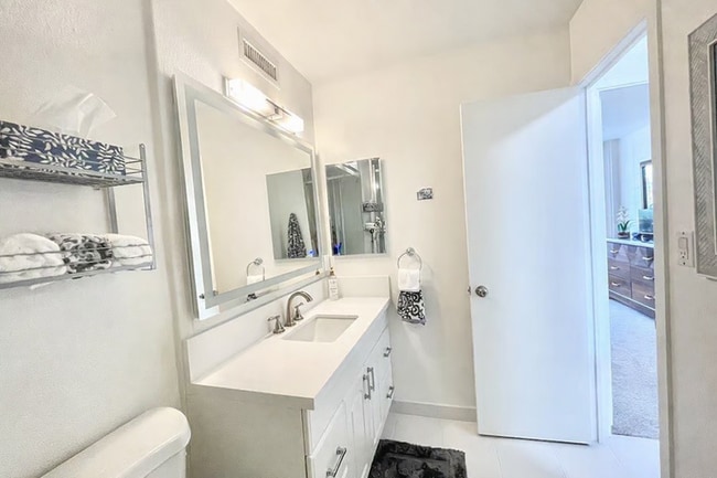 Building Photo - 425 Ena Rd