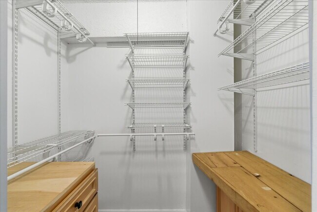Building Photo - Sophisticated High-Rise Living in Prime Arlington Location