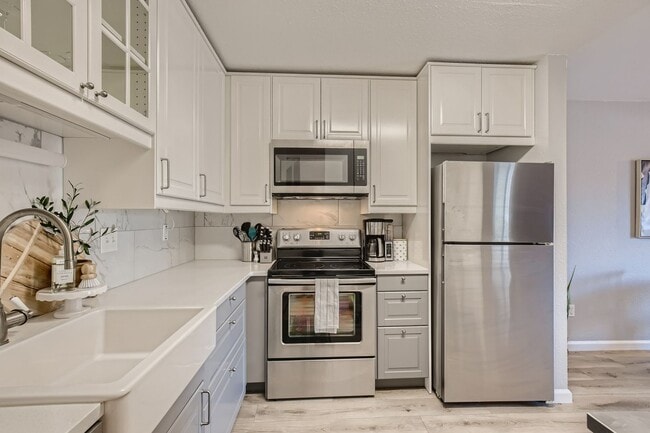 Building Photo - Corner Unit 2 BDR / 2.5 BA Townhome