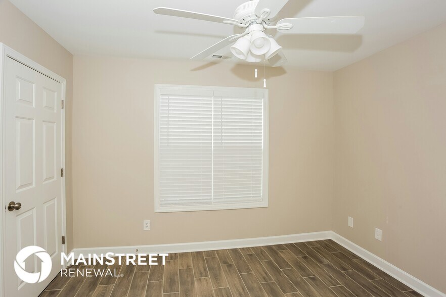 Building Photo - 1102 Skyland St