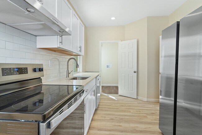 Building Photo - 5 Bedroom Single Family in Brunswick