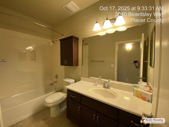 Building Photo - Pristinely Maintained Roseville Home with ...