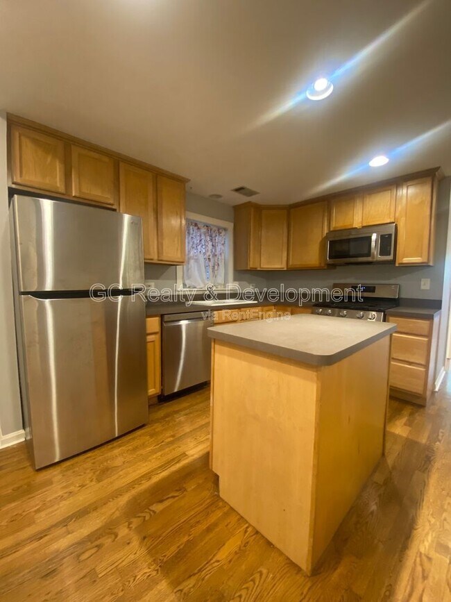 Building Photo - 2156 W Belle Plaine Ave