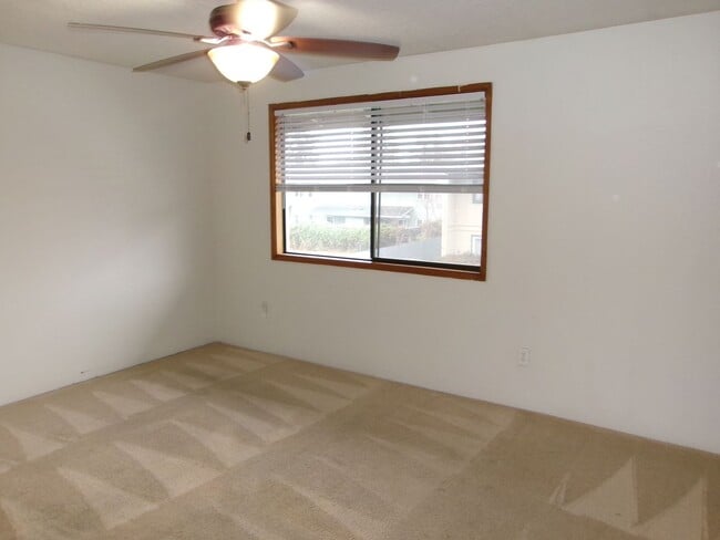 Building Photo - 2 Bedroom Condo