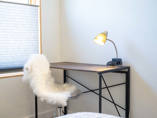 Building Photo - 707 SE A St