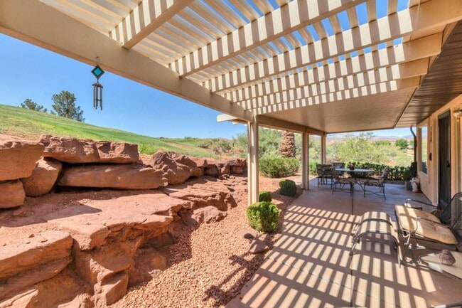 Building Photo - 3 Bedroom Home + an office on Southgate Golf Course.