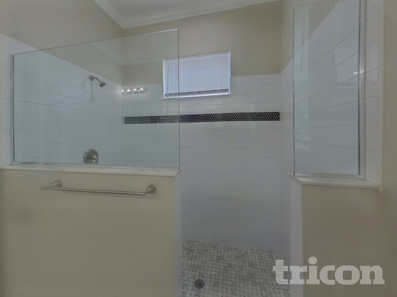 Building Photo - 7703 N Huntley Ave