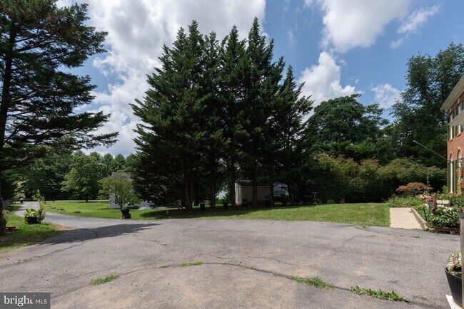 Building Photo - 10009 Puritan Way