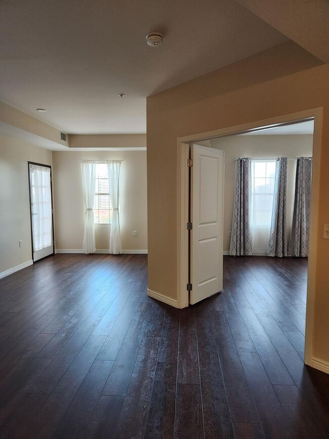 Building Photo - $500 off Frist Months Rent! Beautiful 1 be...