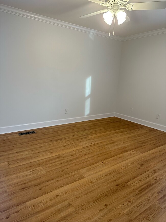 Building Photo - 5149 Honeysuckle Ln S