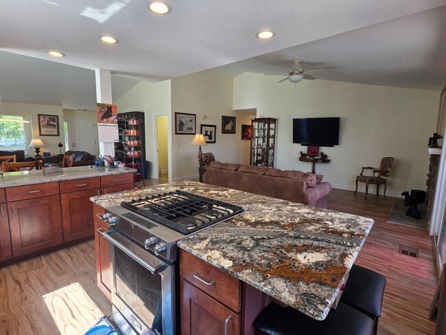 Building Photo - Northwest 4 bedroom, 2 bath with AMAZING Views