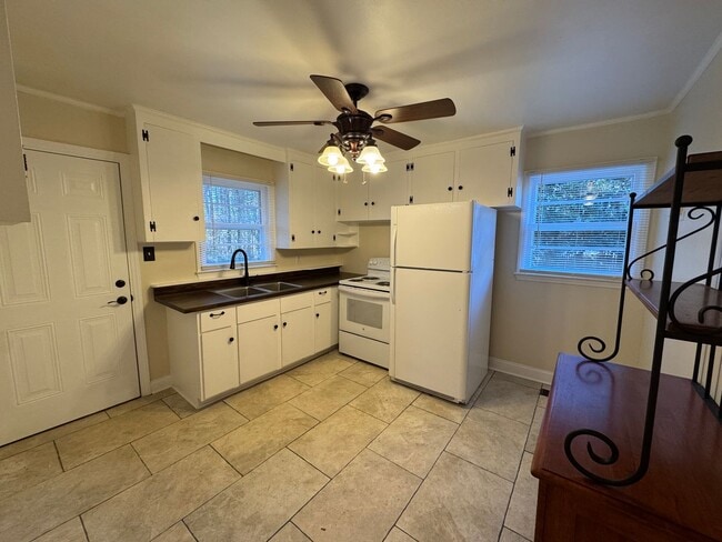 Building Photo - Available to Show