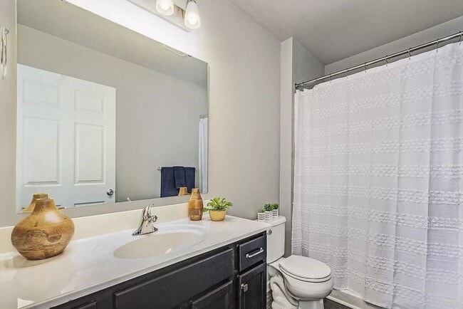 Building Photo - Beautiful Newer Condo for Lease