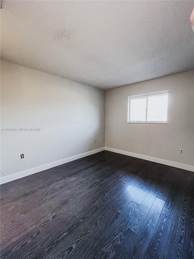 Building Photo - 560 NW 82nd Pl