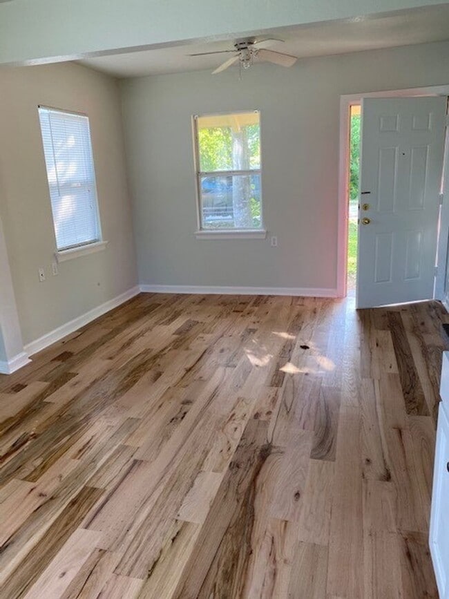 Building Photo - CUTE  1 BEDROOM / 1 BATH - SMITHVILLE HOME