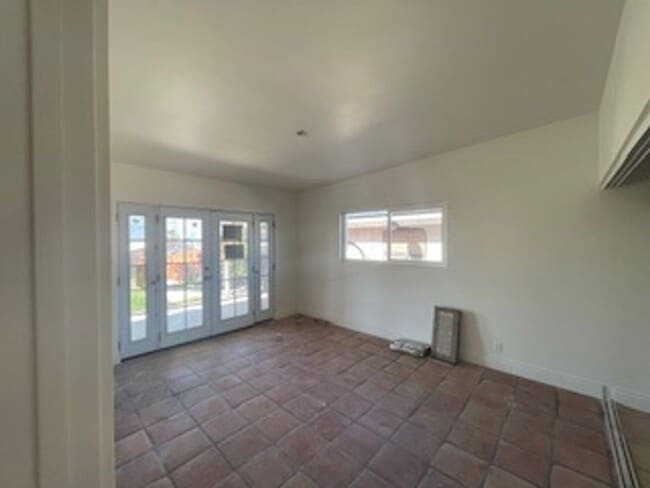 Building Photo - Central DHS, 2 BEDROOM, 1 BATH SINGLE FAMI...