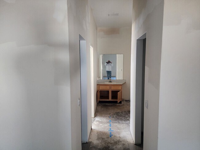 Building Photo - Recently renovated and ready to move in.