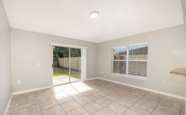 Building Photo - Coastal Living, Close to the Beaches, Comm...