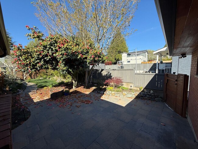 Building Photo - Stunning 4 Bed 4 Bath Home Steps from Golden Gardens in Ballard with MIL Suite