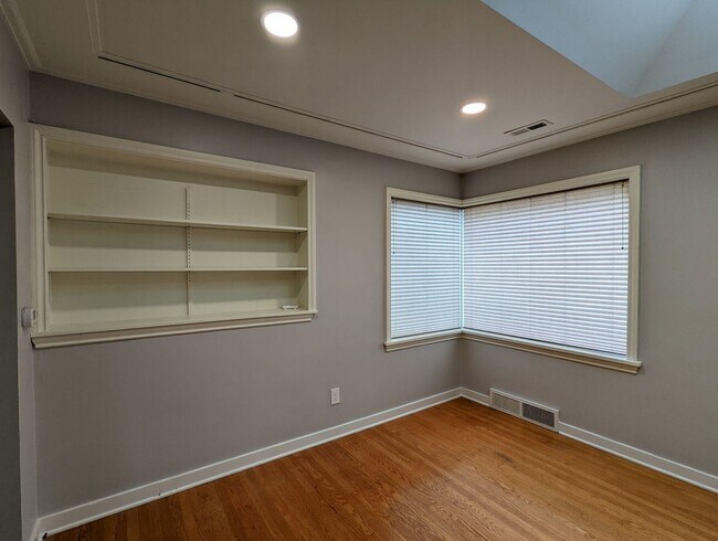 Building Photo - 4 br, 3 bath House - 2350 Boyer Ave E