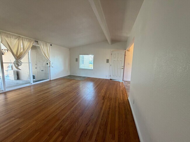 Building Photo - Adorable 3 bedroom 2 bath bungalow in Rosemont