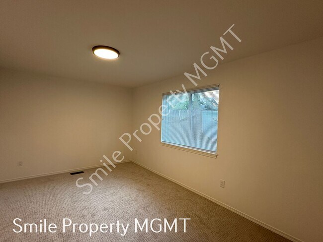 Building Photo - 13637 SE Ellen Dr