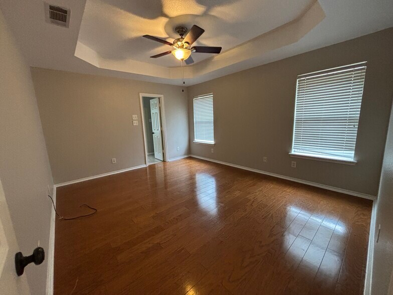 Building Photo - 1806 Sand Stone