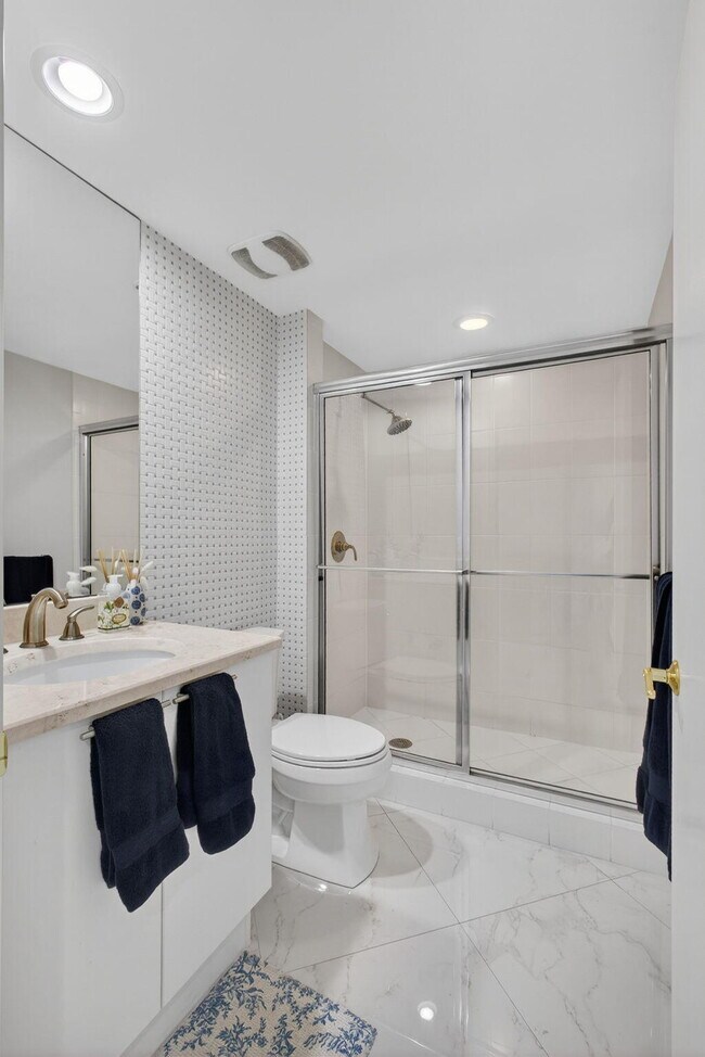 Building Photo - 2650 Lake Shore Dr