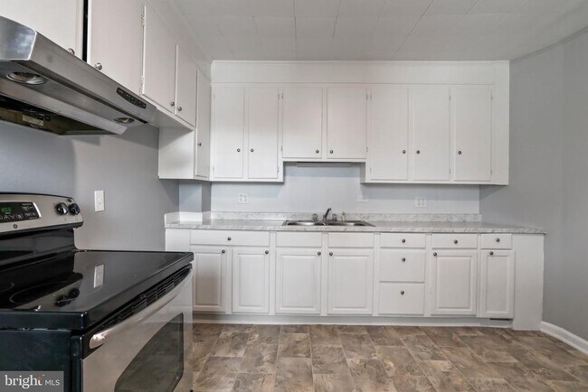 Building Photo - 655 S Potomac St