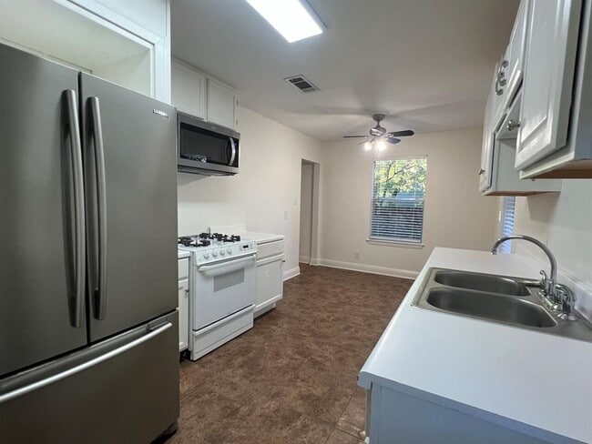 Building Photo - 928 E 56th St