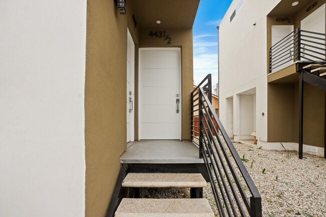 Building Photo - 4232 Rosewood Ave