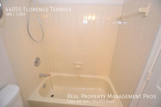 Building Photo - Lake View 3 Bedroom Townhouse for Rent in ...