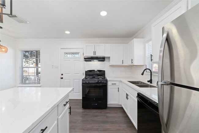 Building Photo - 802 E 33rd St