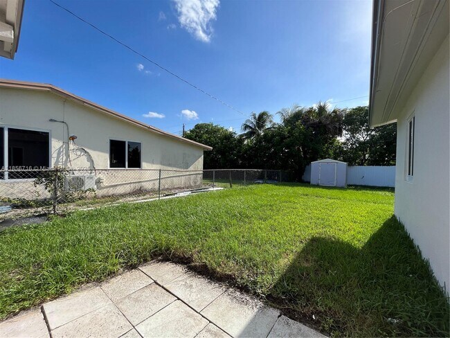Building Photo - 631 SW 28th Terrace