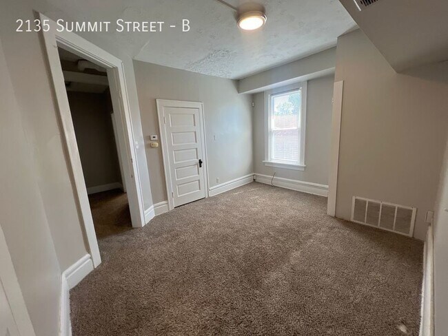 Building Photo - 2135 Summit St
