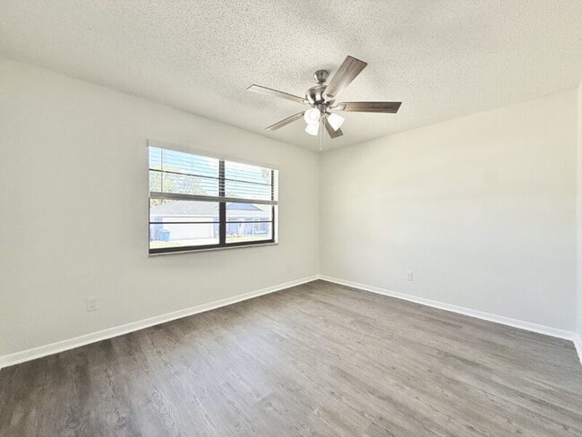 Building Photo - 5212 Peach Ave