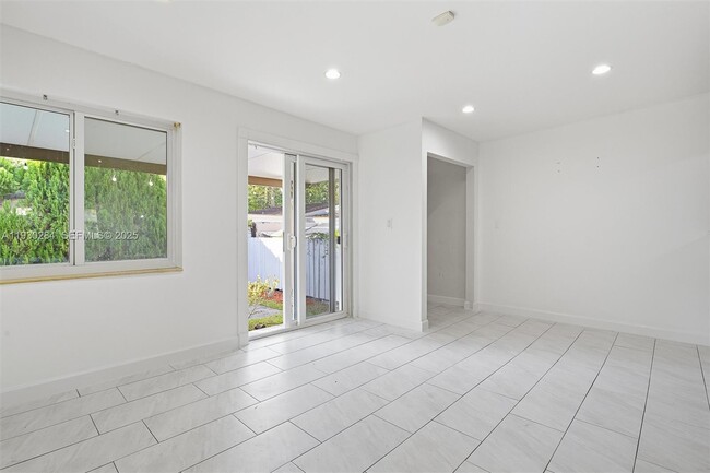 Building Photo - 2120 SW 16th St